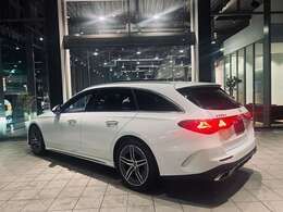 最大100項目の点検整備項目が設定されています。ダイムラー社の厳しいサービス基準に適合した充実の設備を備えたサービス工場とメルセデス・ベンツに精通したサービススタッフが点検整備を入念に実施致します。