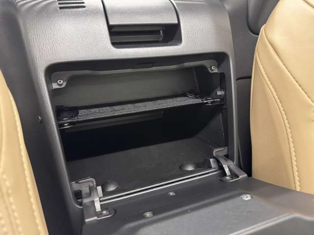 【グローブボックス】車検証、サングラスやCDなど小さい荷物が収納できるので車内を綺麗に整頓できますね。
