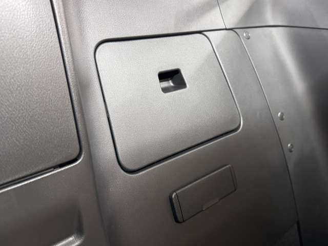 【グローブボックス】車検証、サングラスやCDなど小さい荷物が収納できるので車内を綺麗に整頓できますね。