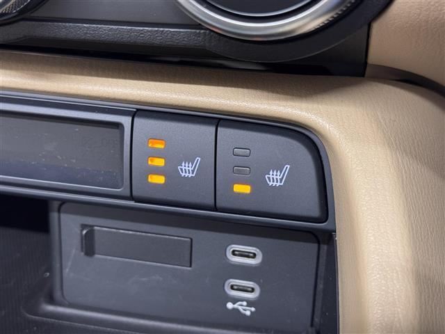 【シートヒーター】スイッチを入れると数十秒で座席が温かくなります。エアコンとは違い、身体と密着しているシートが温まるので、冬場には嬉しい装備です！