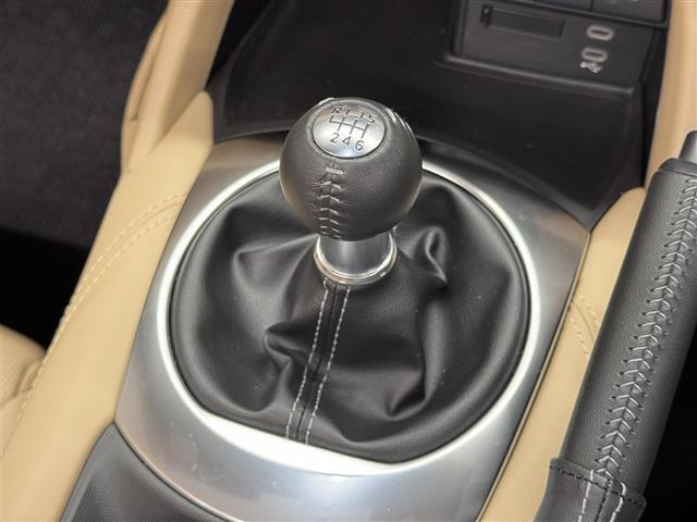 【6速マニュアル】走りの6速。今や数を減らしたマニュアル車です。ロードスターと“人馬一体”となり、よりリアルなクルマの“運転”をあなたも体験してみませんか？