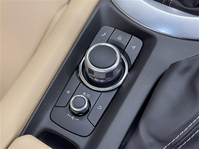 【コマンダーコントロール】マツダコネクトナビの操作部となります。腕を自然にアームレストに置いた先で、素早くより正確に操作でき、自然な操作で操作可能です。