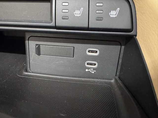 【充電用USBジャック】ついつい出先でスマホを使いすぎちゃった、そんなご経験はありませんか？ケーブルさえ持っていれば、車内でしっかり充電できちゃいますよ！