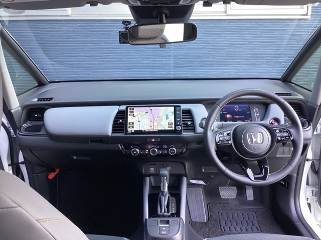 運転席周りです。カップホルダーや小物の収納などは必須ですよね！！使い勝手の良いつくりになっております！！