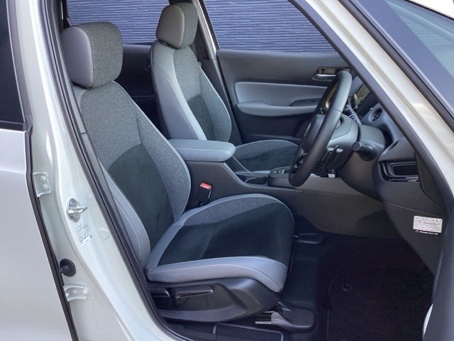 フロントシートです！！セパレートシートなのでお尻をしっかりホールド！！スポーティな運転にも最適です！！