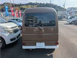 明るく元気なスタッフが1台1台丁寧に内外装クリーニング、点検・整備を行っております。