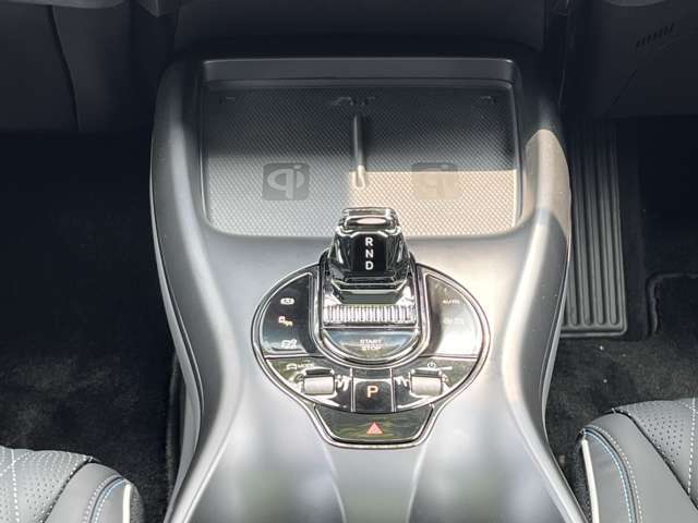 クリスタルをモチーフとした精巧な電動シフトレバー。