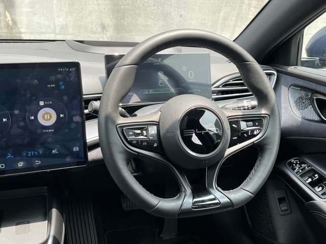 ステアリングはD型デザインの本革ステアリングによりスポーティー感を演出しドライバーの乗降性を高める役割も果たします。