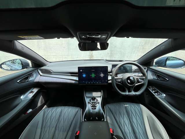 シンプルにまとめられながら最低限の物理スイッチを配したインパネ周り。運転席と助手席、フロントガラスはペアガラスを採用し遮音性に優れています。