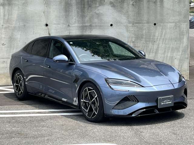 低いノーズは電気自動車だからこそ実現できるデザインです。