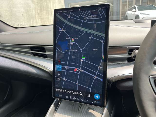 15.6インチの電動回転式のタッチスクリーンを採用。