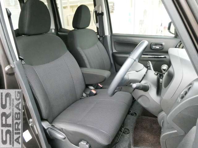 運転席シートリフター（ダイヤル式）で、座面の高さも上下に動き、体格にあわせて調整ができます。