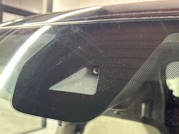 【三菱e-Assist】走行中に前方の車両等を認識し、衝突しそうな時は警報とブレーキで衝突回避と被害軽減をアシスト。より安全にドライブをお楽しみいただけます。