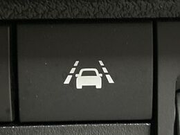 【車線逸脱警報】道路上の白（黄）線を認識し、意図せず走行中の車線からはみ出しそうになった時、メーター内の警告灯とブザーで注意喚起してくれる安心・安全機能です♪