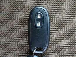 キーを取り出すことなくドアの施解錠、エンジンの始動が可能で便利な「インテリジェントキー」付です。