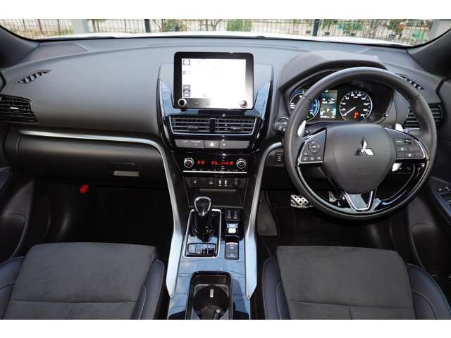 ブラック内装　ステアリングヒーター　ヘッドアップディスプレイ　左右独立温度コントロール式フルオートエアコン　フロアマット