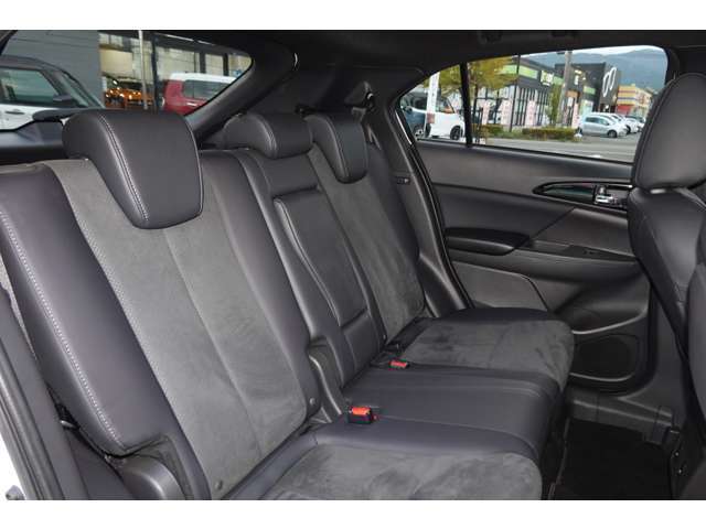 セカンドシート　リクライニング　カップホルダー付きアームレスト　シートヒーター