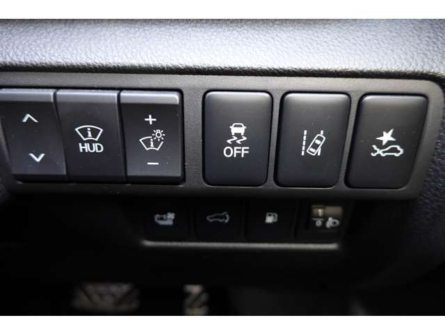 ヘッドアップディスプレイ　横滑り防止機能　車線逸脱警報システム　衝突被害軽減ブレーキ