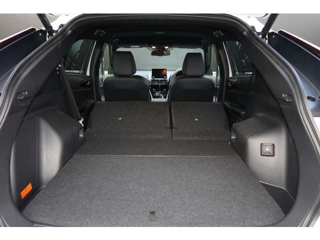 セカンドシートを前に倒すことで荷室スペースをさらに広く使用することができます。