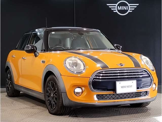 MINIのフロントグリルのデザインはイギリスで生まれた当初から、シルバーのサイドバーが折り重なった伝統的なデザインで御座います。その伝統はBMWのお車になってからでも少しずつ形を変えて守られております