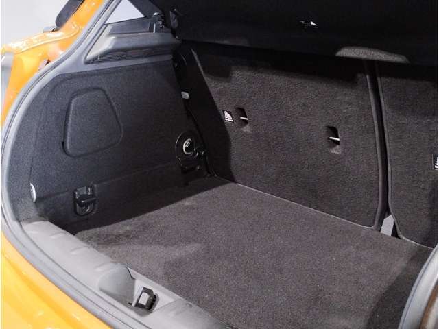 ラゲッジルームは全面ファブリック加工でございます。大切なお荷物に傷が付きづらいですよ。