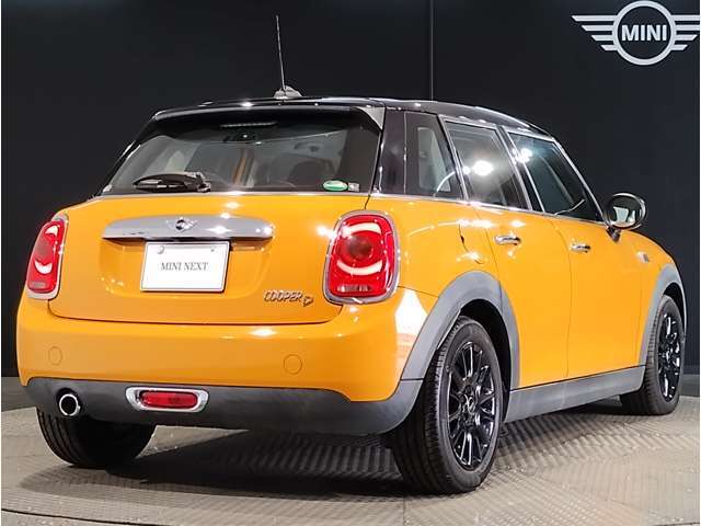 トランクルームにはカバーが付いており。目隠しや盗難防止などの効果が御座います。