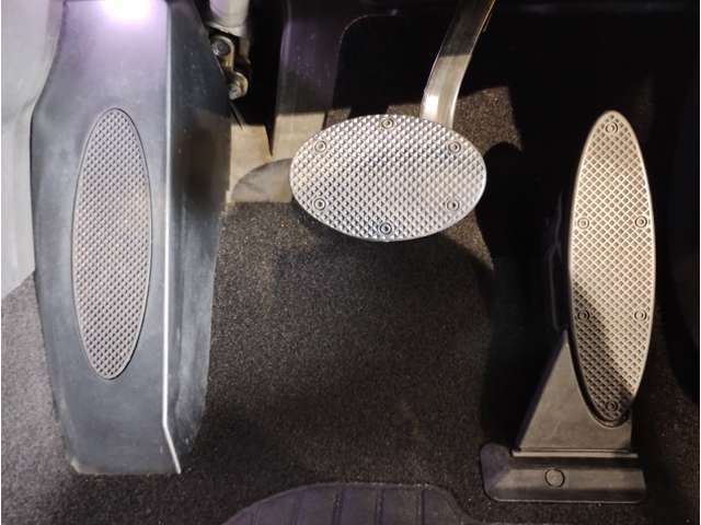 【ペダル】BMWはオルガン式アクセルペダルを採用しています。踏み込む足とペダルが同じ軌跡を描くため、かかとがずれにくく、アクセルコントロールがよりしやすくなるメリットがあります。