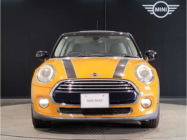 LEDヘッドライトで御座います。MINIのボンネットはヘッドライト部分に穴が開いている特徴的なもので御座います。MINIの伝統やこだわりがこういったところにも表れております。