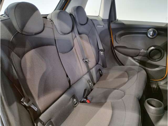 コンパクトで愛嬌のあるMINIで御座いますが、後席も意外と広く、シートは少し奥が下がっているため、ヘッドクリアランスも十分に確保されております。