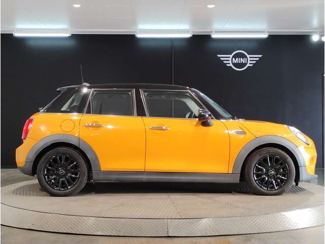 サイドスカットルとはフロントフェンダー上部についているサイドウィンカー部の事を言います。こちらのパーツはカスタム可能で最大で11種類の純正アクセサリーからお好みでお選びいただけます。