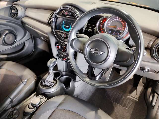 MINIの内装はとにかく『円』に拘ったデザインコンセプトが一目で伝わってきます。これほど円形に拘った車は他に御座いません。伝統のデザイン、トグルスイッチなど遊び心のある内装で御座います。