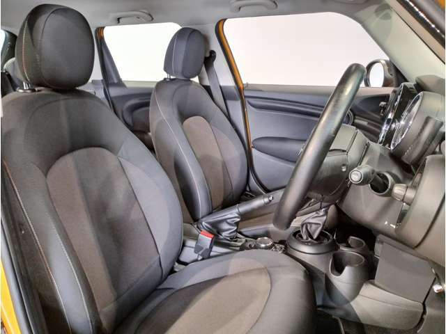 MINIの少し硬めのシートは乗り降りもしやすく、長距離ドライブでも疲れません。