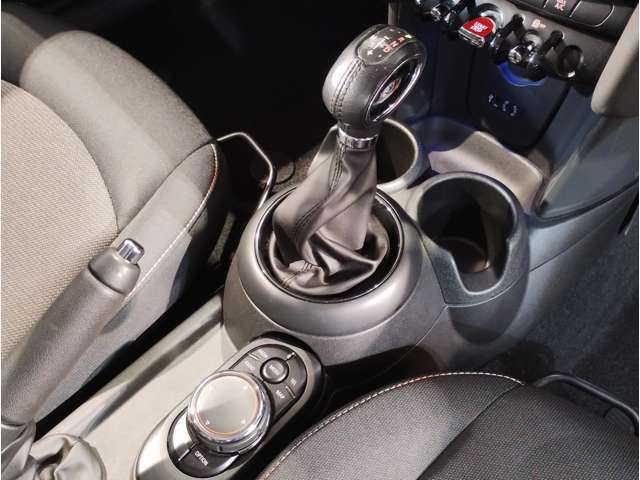 ミニ独特のゴーカートフィーリングと呼ばれる軽快なハンドリングはAT車、MT車のどちらでも楽しめます。