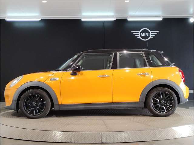 MINIのアロイ・ホイールは、MINIらしさの象徴である、ゴーカート・フィーリングを向上させるために技術の粋を集めて開発されています。