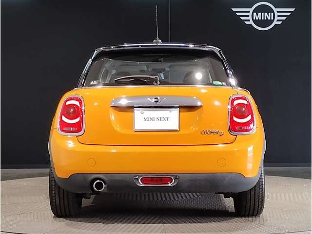 後ろからみても直ぐにMINIだとわかる丸みを帯びたデザインでございます。