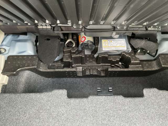 ラゲッジルーム下にエアポンプ・パンク修理剤・車載工具などがあります。