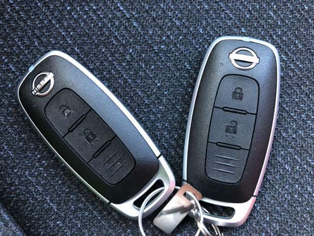【インテリジェントキー装備】　インテリジェントキーを携帯していれば、スイッチを軽く押すだけでドアのロック/アンロックが可能。さらに車内でもキーを取り出すことなくエンジンの始動・停止操作が出来ます。