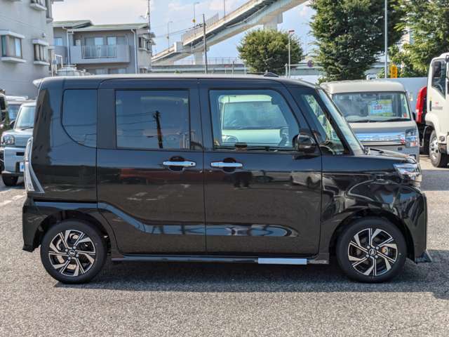【キッズスペース】　待合室には小さなお子様も安心して遊んで待てるキッズスペースも完備しております。ご家族皆様でのご来店お待ちしております。
