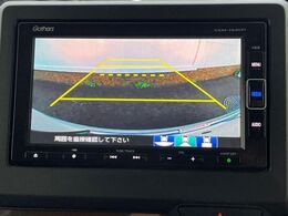 【バックカメラ】駐車時に後方がリアルタイム映像で確認できます。大型商業施設や立体駐車場での駐車時や、夜間のバック時に大活躍！運転スキルに関わらず、今や必須となった装備のひとつです！