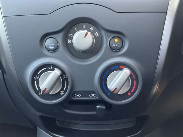 マニュアルエアコンです！ダイヤルまわして簡単に温度調整が可能で車内も快適ですよ！