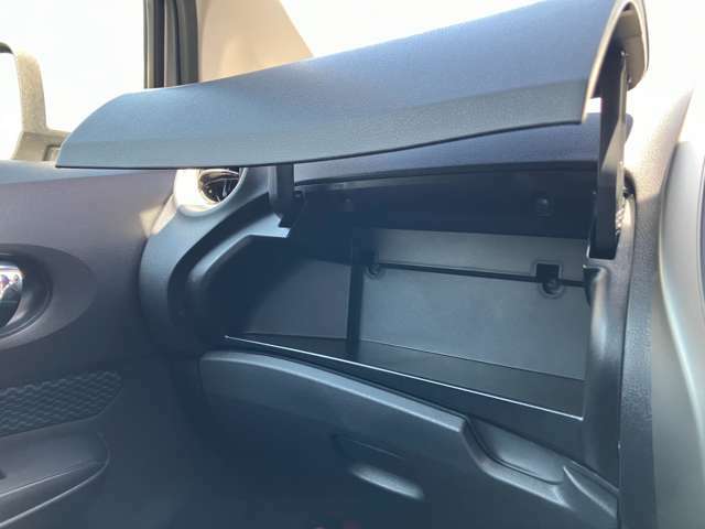 車内は意外と小物が溢れがちです。ティッシュBOXも収納できる大容量インストアッパーボックス完備！