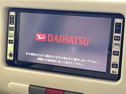 【純正ナビ】人気の純正ナビを装備しております。ナビの使いやすさはもちろん、オーディオ機能も充実！キャンプや旅行はもちろん、通勤や買い物など普段のドライブも楽しくなるはず♪