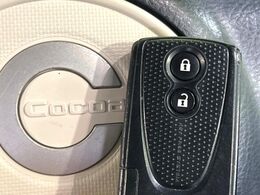 【キーレス】少し離れた場所からでもボタン一つでドアの開錠・施錠ができるのでとっても便利！ドアの鍵穴周りに傷をつけることもありません♪