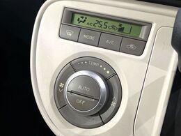 【オートエアコン】一度お好みの温度に設定すれば、車内の温度を検知し風量や温度を自動で調整。暑い…寒い…と何度もスイッチ操作をする必要はありません。快適な車内空間には必須の機能ですね♪