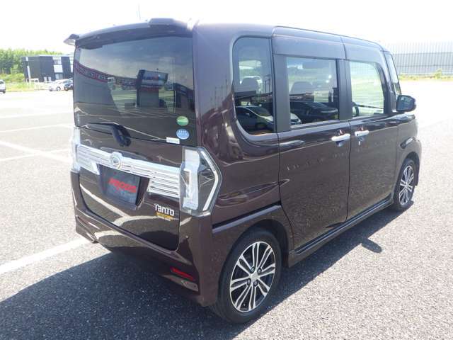 車両入庫チェックではエンジン・機関系をはじめ、電装装備、内装など100項目以上のチェックをしています。試乗も行なっていますのでご安心下さい。