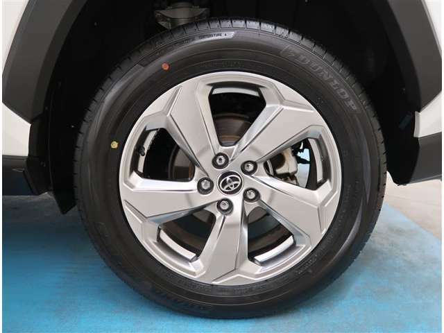 【タイヤ・ホイール】タイヤサイズ225/60R18の純正アルミホイールです。タイヤ溝は約8mmになります。