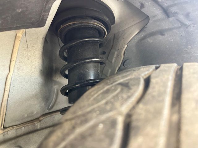 お車を安心してお乗りいただく為には、足回りの定期点検が欠かせません。サービスサポート（有償保証）では無料点検もご提供しており、安心のカーライフをお過ごしいただけるサポート体制が整っています。