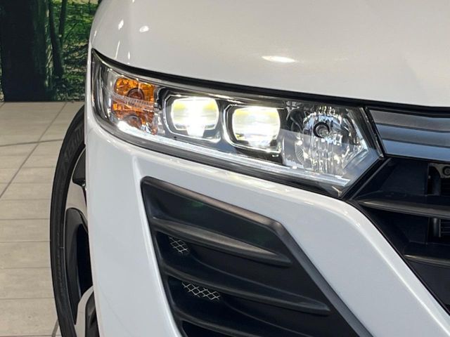 【LEDヘッドライト】悪天候や夜間走行時も良好な視界を確保し安心して運転できる高輝度LEDヘッドライトを装備！点灯速度が早く、消費電力も抑えられています。