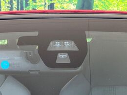 【シティブレーキアクティブシステム】低速走行中に前方の車両等を認識し、衝突しそうな時は警報とブレーキで衝突回避と被害軽減をアシスト。より安全にドライブをお楽しみいただけます。