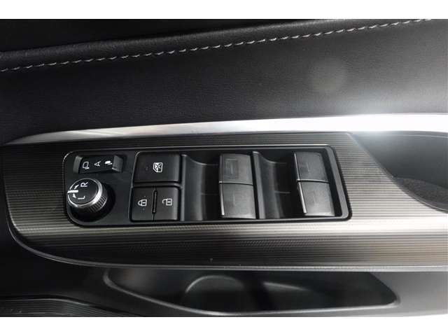オールオートですので運転席からどの席の窓でも全閉全開が簡単に出来ますよ。